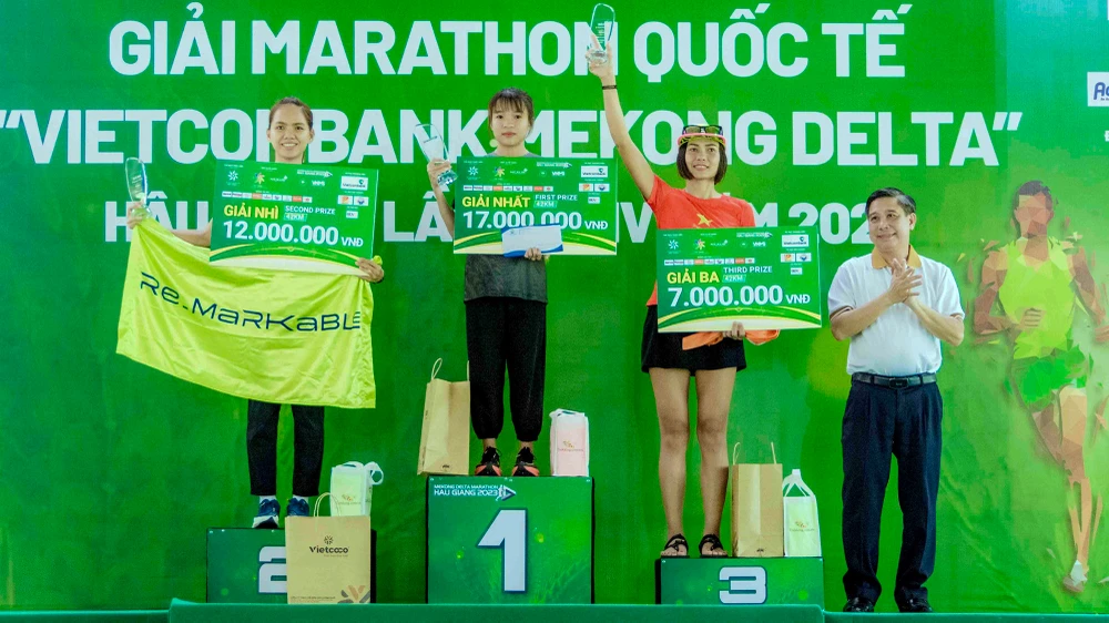 Runner Lê Thị Tuyết phá vỡ kỷ lục ở cự ly 42km nữ với thành tích 2 giờ 59 phút 29 giây. Ảnh: NGUYỄN DƯƠNG