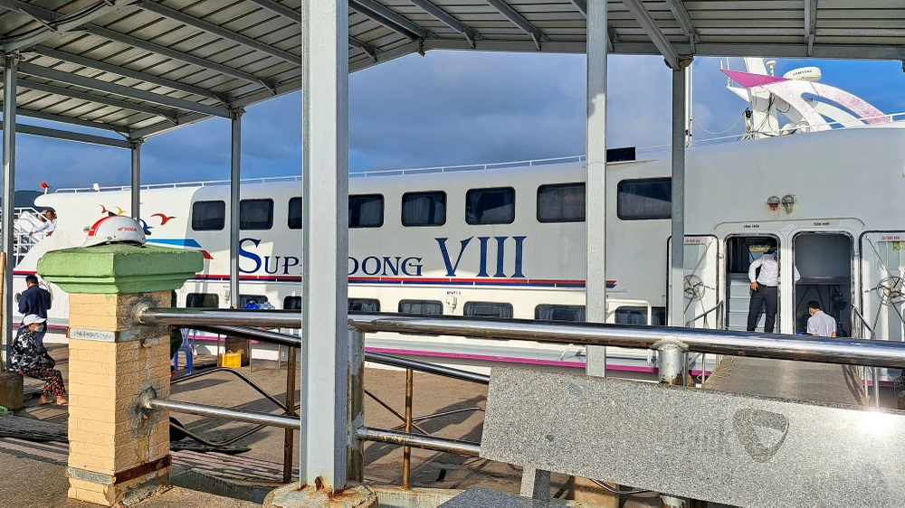 Do ảnh hưởng của bão số 1 trên biển Đông, các tàu từ TP Rạch Giá, Hà Tiên đi các đảo và chiều ngược lại tạm ngừng hoạt động. Ảnh: TUẤN THY