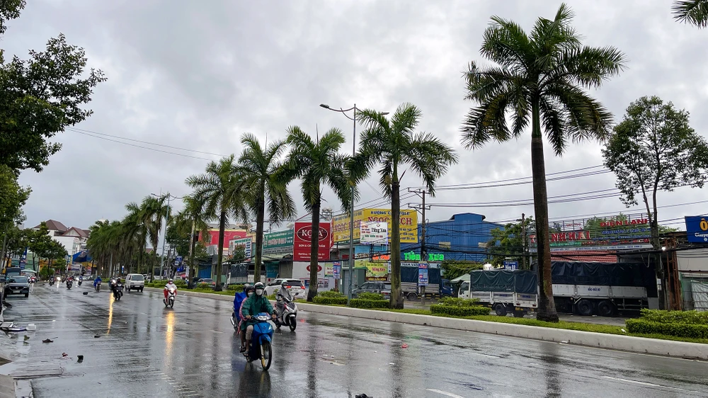 Ảnh hưởng của bão số 1, từ khoảng 3 giờ sáng đến chiều 17-7, trên địa bàn TP Cần Thơ xảy ra nhiều cơn mưa lớn kéo dài. Ảnh: CHÂU ANH