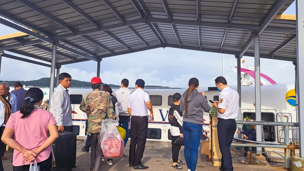 Ngày 19-7, tàu, phà tuyến TP Phú Quốc đi TP Hà Tiên và ngược lại được hoạt động trở lại. Ảnh: TUẤN THY