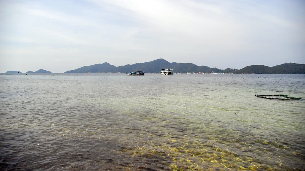 Vùng biển thuộc huyện Kiên Hải (tỉnh Kiên Giang), nơi tàu chở nước đá bị phá nước tối 19-7. Ảnh: PHƯƠNG VŨ