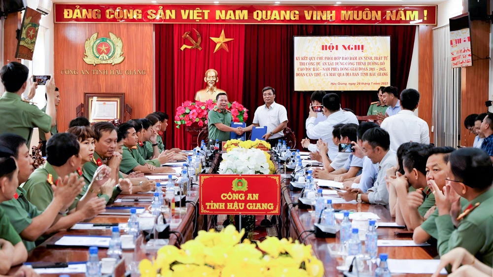 Công an tỉnh Hậu Giang và BQL dự án Mỹ Thuận ký kết Quy chế phối hợp đảm bảo an ninh trật tự trong thi công dự án cao tốc. Ảnh: HOÀI XUYÊN
