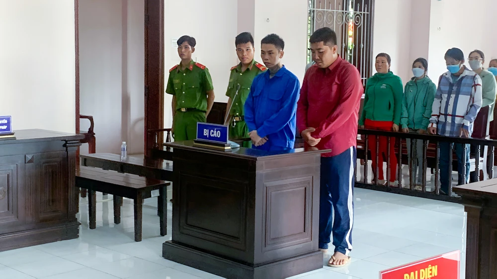 Hai bị cáo tại phiên tòa. Ảnh: BẢO BẢO