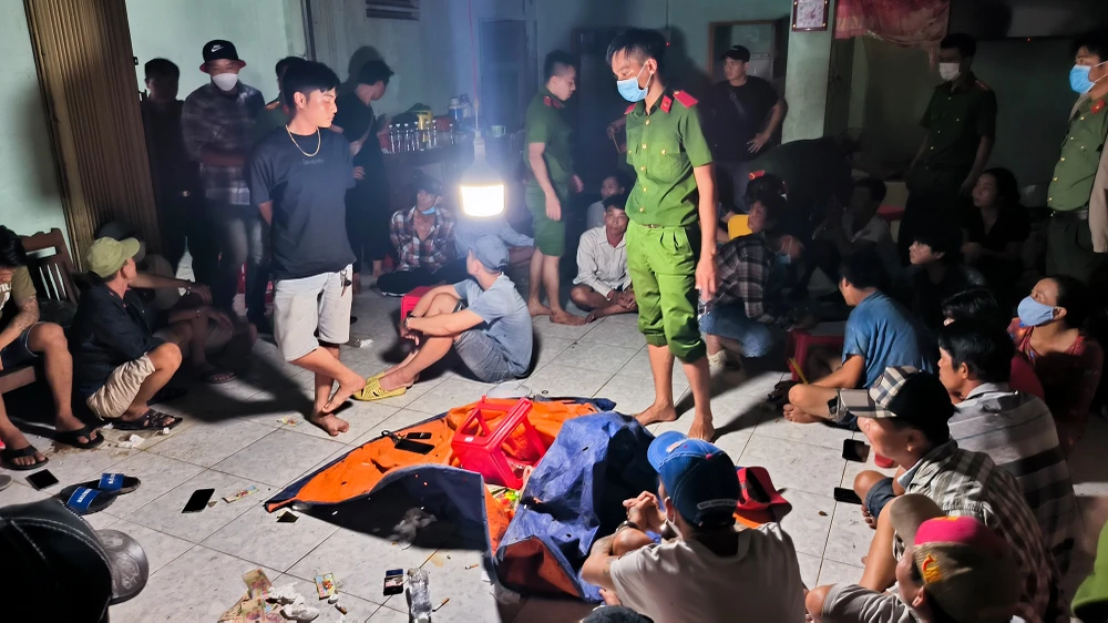 Công an huyện Tân Hiệp, tỉnh Kiên Giang, bắt quả tang 29 người đang đánh bạc ăn thua bằng tiền dưới hình thức lắc tài xỉu. Ảnh: VĂN VŨ