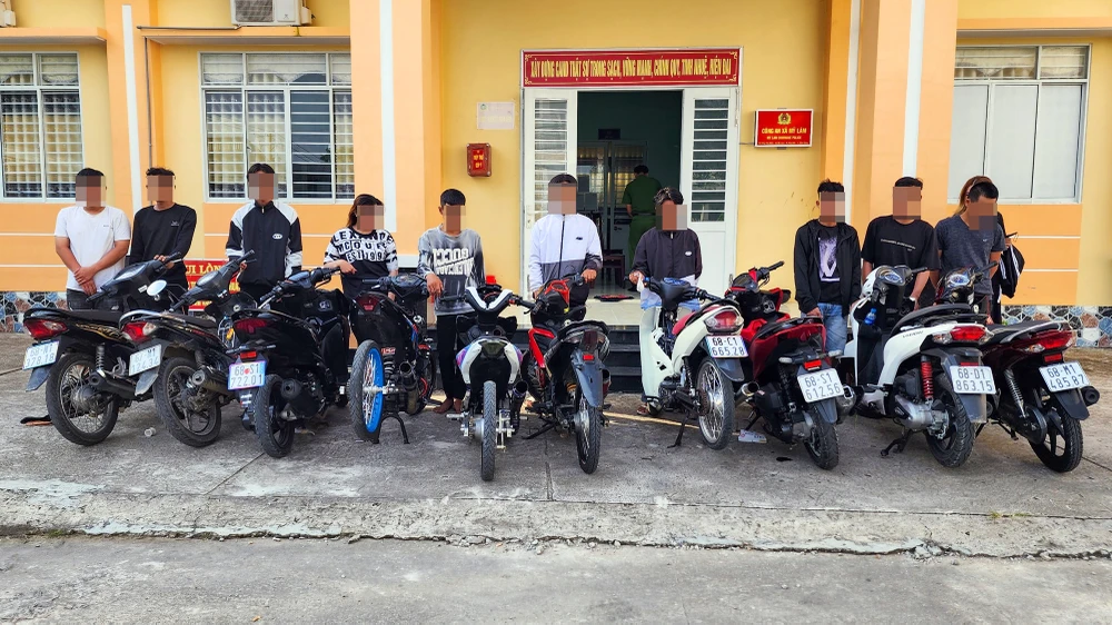 Tổ công tác 108 đã phát hiện và ngăn chặn nhóm nam nữ thanh niên tụ tập đua xe, cổ vũ đua xe trái phép trên tuyến đường ven biển Tây. Ảnh: VĂN VŨ