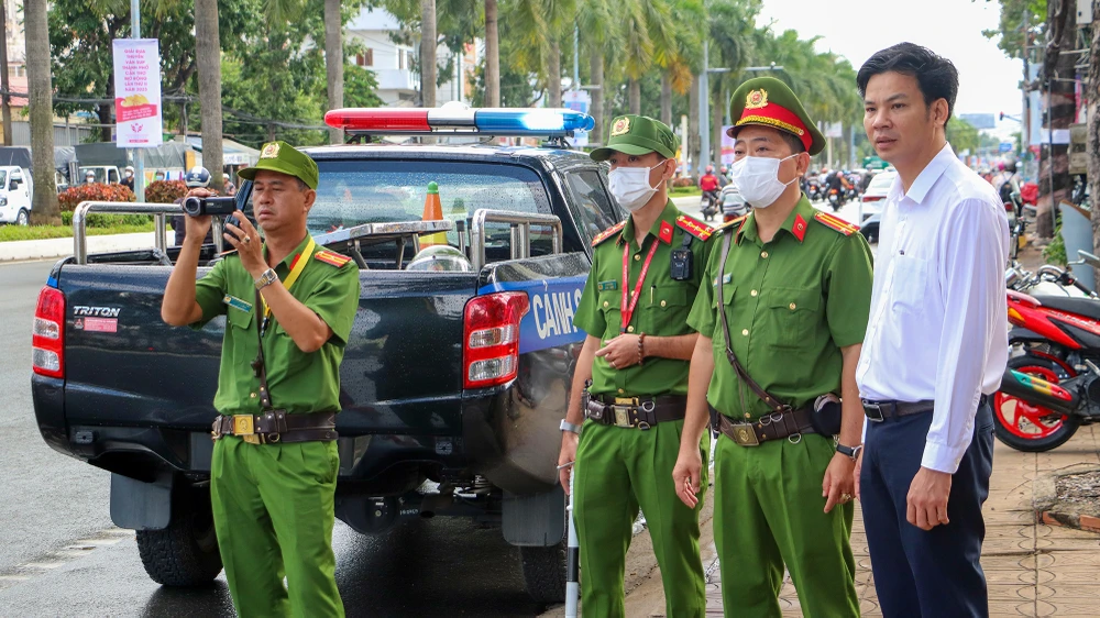 Ông Mai Minh Ngoan (áo trắng, bìa phải), Chánh Văn phòng Ban ATGT TP Cần Thơ cho biết sẽ yêu cầu lực lượng chức năng từ TP đến các quận, huyện tăng cường tuần tra, xử lý vi phạm trật tự ATGT, đặc biệt là tình trạng điều khiển xe đi ngược chiều. Ảnh: CHÂU ANH