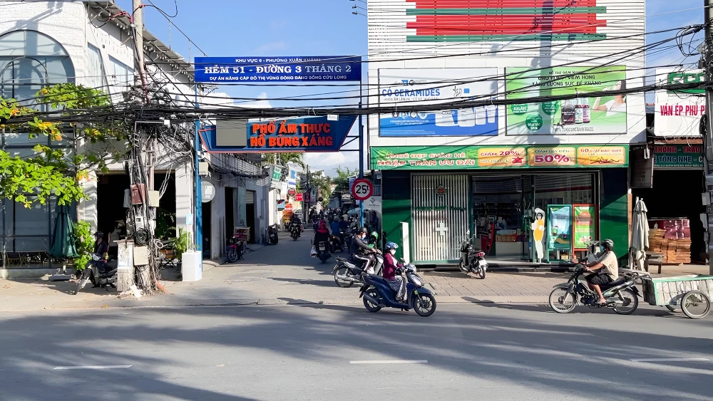 Nhiều phương tiện đi từ hẻm 51 chọn chạy ngược chiều để "tiết kiệm" thời gian. Ảnh: CHÂU ANH