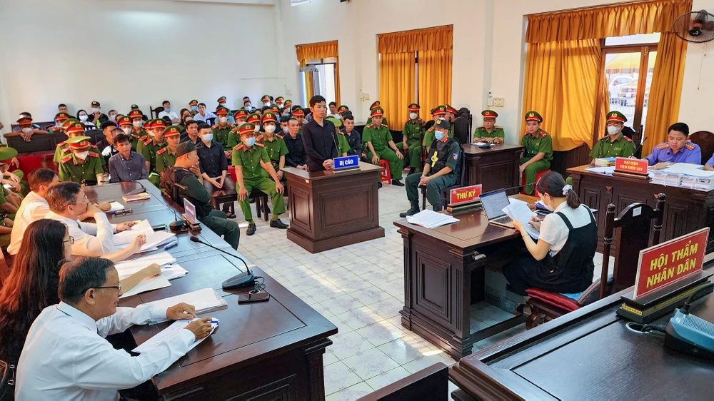 Toàn cảnh phiên tòa xét xử Vũ Thị Diệp cùng các đồng phạm. Ảnh: VĂN VŨ