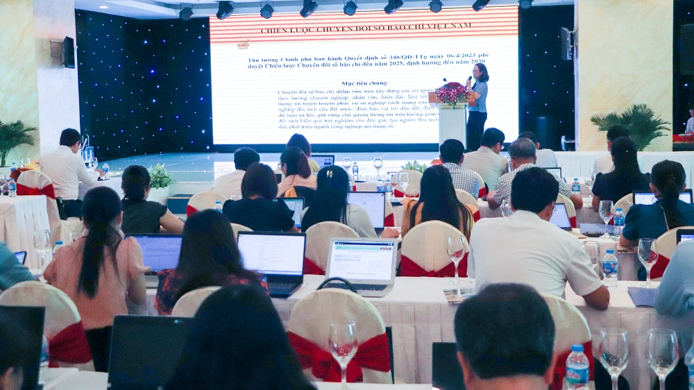 Mục tiêu đến năm 2030, tất cả các cơ quan báo chí phải đưa nội dung lên các nền tảng số. Ảnh: CHÂU ANH Mục tiêu đến năm 2030, tất cả các cơ quan báo chí phải đưa nội dung lên các nền tảng số. Ảnh: CHÂU ANH