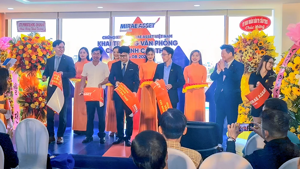 Các đại biểu thực hiện nghi thức cắt băng khai trương văn phòng mới. Ảnh: ĐẶNG YẾN