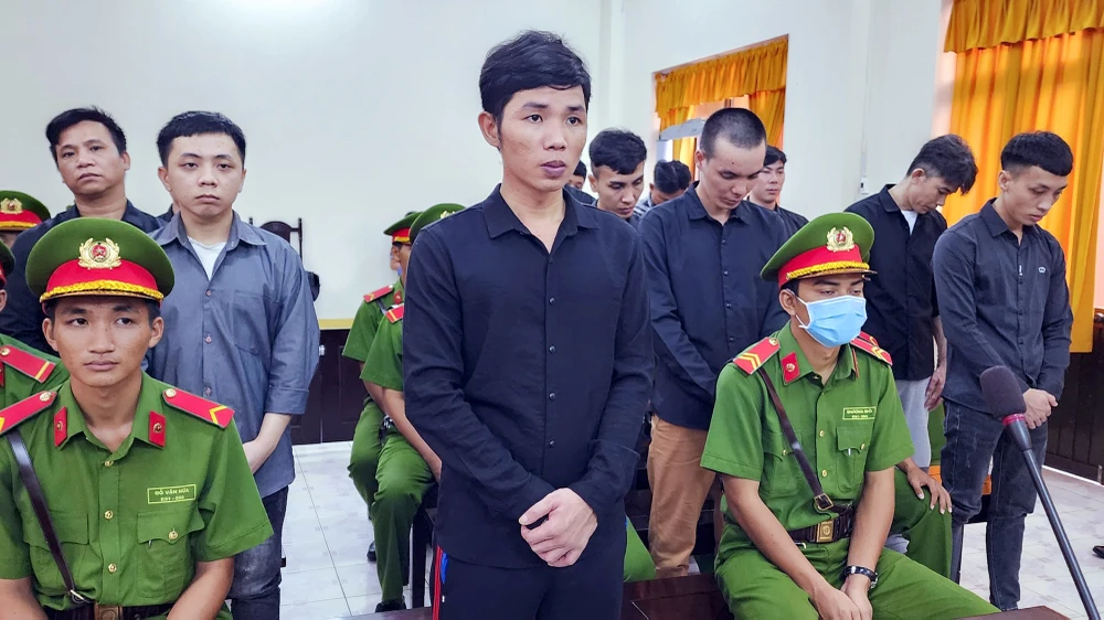 Bị cáo Dương Minh Tuấn (tự Tuấn Ba Teo, 31 tuổi, ngụ tỉnh Kiên Giang) bị tuyên 9 năm tù tội mua bán, chế tạo trái phép vũ khí quân dụng. Ảnh: VĂN VŨ