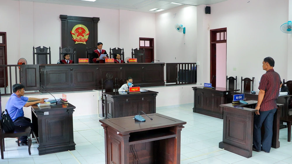 Xử phúc thẩm hồi tháng 6-2022, TAND tỉnh Hậu Giang đã hủy án sơ thẩm với nhận định có sai lầm nghiêm trọng trong việc áp dụng pháp luật. Ảnh: CHÂU ANH Xử phúc thẩm hồi tháng 6-2022, TAND tỉnh Hậu Giang đã hủy án sơ thẩm với nhận định có sai lầm nghiêm trọng trong việc áp dụng pháp luật. Ảnh: CHÂU ANH