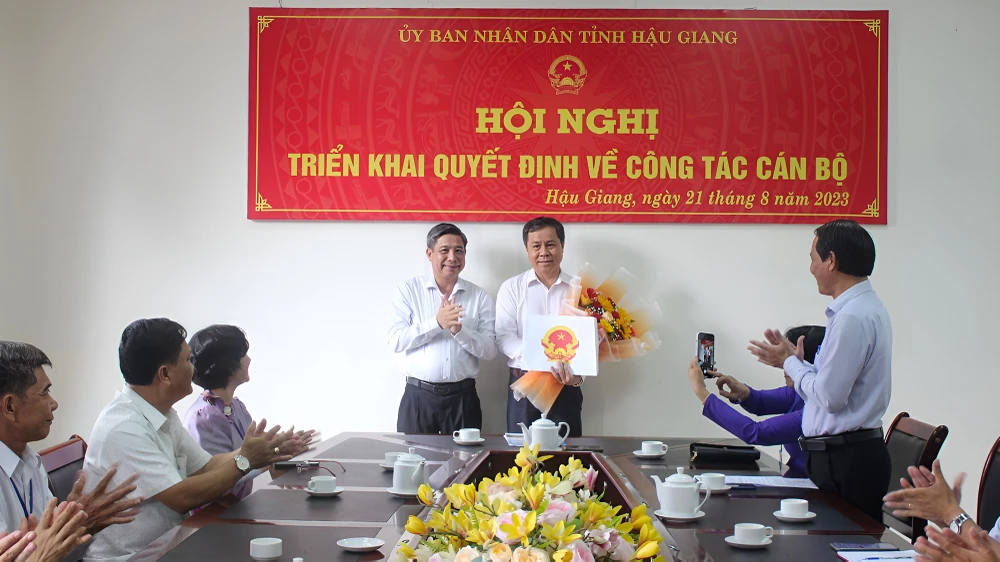 Chủ tịch UBND tỉnh Hậu Giang trao Quyết định điều động, bổ nhiệm ông Nguyễn Thanh Giang, Chủ tịch UBND huyện Long Mỹ, giữ chức vụ Phó Giám đốc Sở GD&amp;ĐT. Ảnh: BẢO BẢO