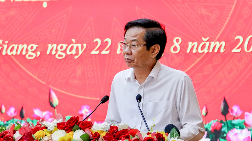 Ông Đỗ Thanh Bình, Bí thư Tỉnh ủy Kiên Giang phát biểu tại Hội nghị sơ kết nhiệm kỳ thực hiện Nghị quyết Đại hội XI, nhiệm kỳ 2020-2025. Ảnh: TRINH PHẠM