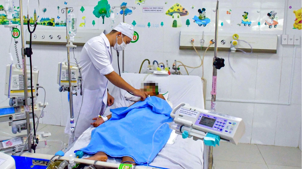 Hiện bé D đã vượt qua giai đoạn nguy hiểm, môi hồng, chi ấm, mạch - tim đều rõ, phổi thông khí đều hai bên. Ảnh: HQ