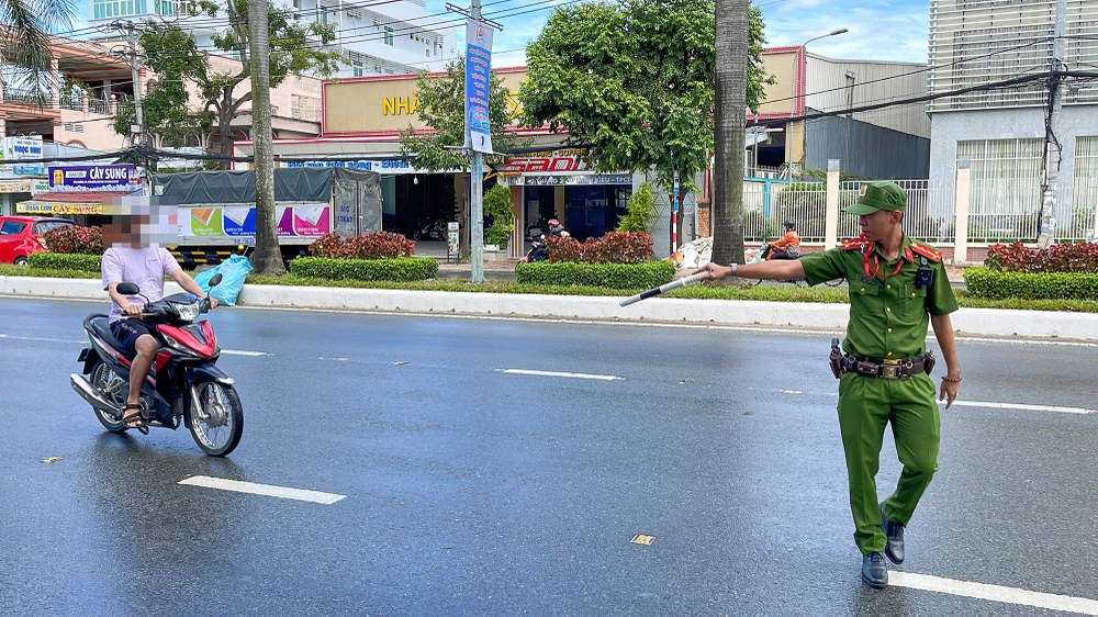 Ban ATGT TP Cần Thơ đề nghị Công an TP đẩy mạnh công tác kiểm tra, xử lý các hành vi vi phạm nghiêm trọng, là nguyên nhân trực tiếp dẫn đến TNGT, ùn tắc giao thông. Ảnh minh họa: CHÂU ANH Ban ATGT TP Cần Thơ đề nghị Công an TP đẩy mạnh công tác kiểm tra, xử lý các hành vi vi phạm nghiêm trọng, là nguyên nhân trực tiếp dẫn đến TNGT, ùn tắc giao thông. Ảnh minh họa: CHÂU ANH