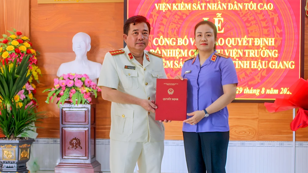 Bà Nguyễn Hải Trâm, Phó Viện trưởng VKSND tối cao trao Quyết định bổ nhiệm ông Nguyễn Thanh Liêm giữ chức Viện trưởng VKSND tỉnh Hậu Giang. Ảnh: BẢO BẢO