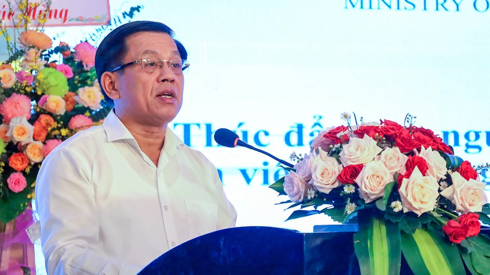 Ông Nguyễn Bá Hoan, Thứ trưởng Bộ LĐ-TB&amp;XH đề nghị cơ quan chức năng cần thông tin kịp thời kế hoạch tuyển chọn lao động để NLĐ biết và tham gia. Ảnh: PHẠM THẮM