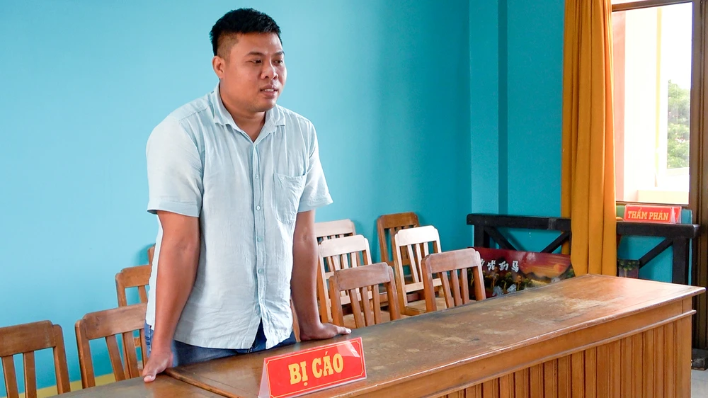 Bị cáo Phan Thanh Nhân bị tuyên phạt 12 tháng tù. Ảnh: VĂN VŨ