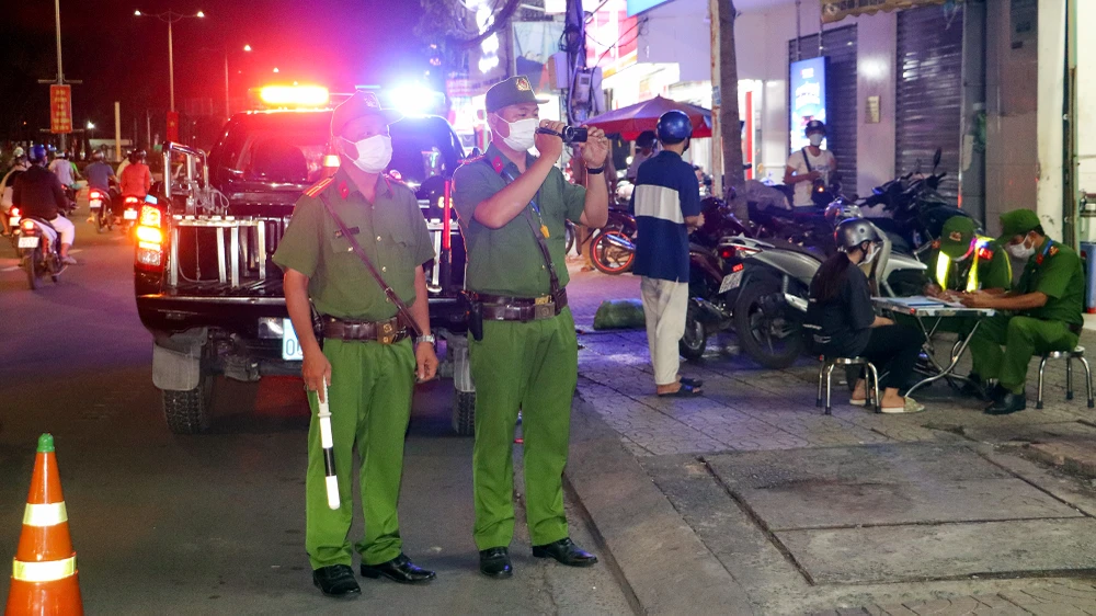 Trước tình hình đó, tối 29-8, Đội CSTT thuộc Phòng Cảnh sát Quản lý hành chính về trật tự xã hội, Công an TP Cần Thơ đã tổ chức kiểm tra, xử lý các phương tiện vi phạm. Trước tình hình đó, tối 29-8, Đội CSTT thuộc Phòng Cảnh sát Quản lý hành chính về trật tự xã hội, Công an TP Cần Thơ đã tổ chức kiểm tra, xử lý các phương tiện vi phạm.