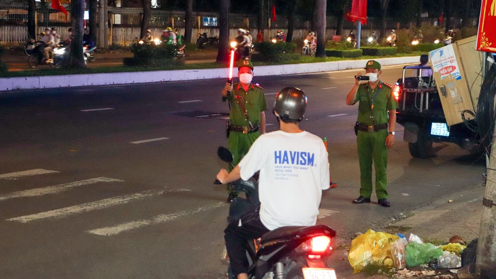 Khi bị lực lượng chức năng dừng phương tiện và thông báo lỗi vi phạm, một người bày tỏ bản thân không biết mình đã chạy ngược chiều. “Em là sinh viên mới lên đây sống, thấy hàng ngày có nhiều người chạy như thế nên em chạy theo, không biết là vi phạm” - một người vi phạm nói. Khi bị lực lượng chức năng dừng phương tiện và thông báo lỗi vi phạm, một người bày tỏ bản thân không biết mình đã chạy ngược chiều. “Em là sinh viên mới lên đây sống, thấy hàng ngày có nhiều người chạy như thế nên em chạy theo, không biết là vi phạm” - một người vi phạm nói.