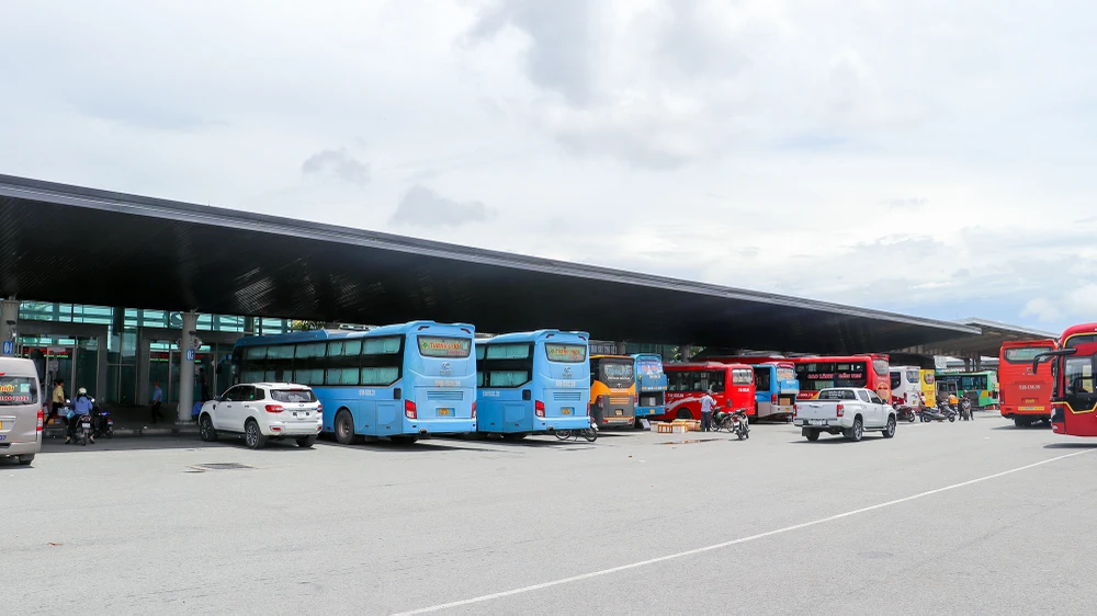 “Thông thường, những dịp lễ, tết nghỉ dài ngày như thế này, bà con ở TP.HCM, Cần Thơ về quê thăm gia đình nên lượng khách từ hai nơi này đi tăng cao. Đến những ngày cuối của kỳ nghỉ, người dân bắt đầu trở lại làm việc, đi học nên lượng khách chiều ngược lại sẽ tăng” - một nhà xe giải thích.