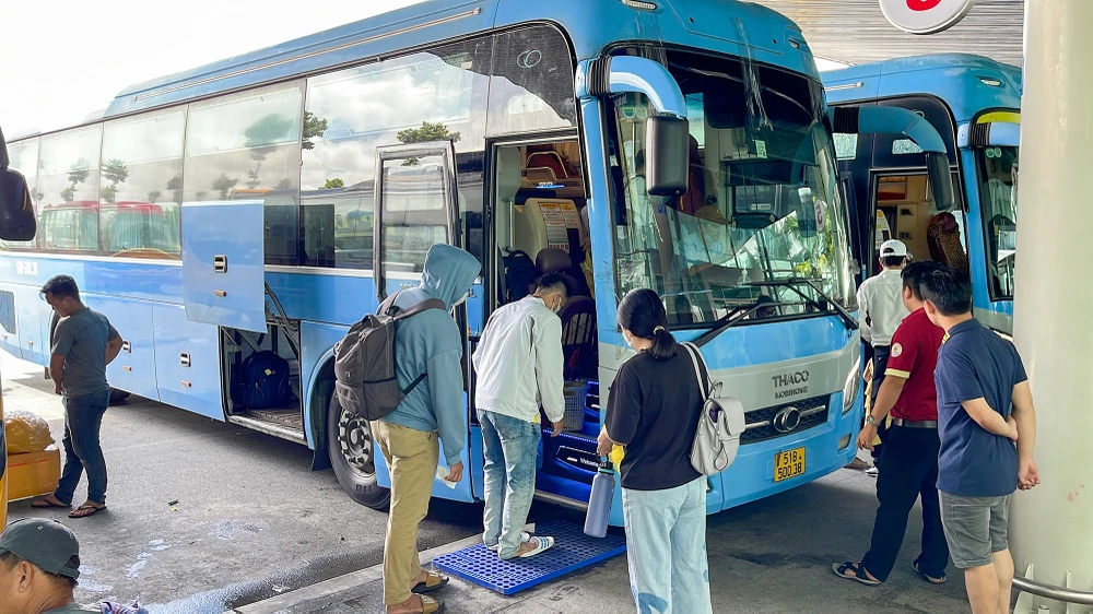 Theo một nhà xe kinh doanh dịch vụ vận tải lớn chia sẻ tình hình lượng hành khách đã tăng từ chiều 31-8, đến sáng 1-9 thì đông hơn. Trong đó, hành khách tuyến TP.HCM về Cần Thơ tăng, còn chiều ngược lại vắng khách. Cùng với đó, tuyến Cần Thơ đi Cà Mau, Kiên Giang, Sóc Trăng... tăng và chiều ngược lại ít khách.