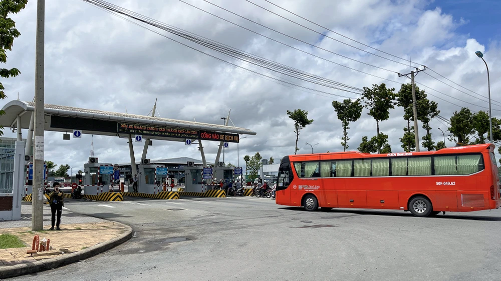 Trưa 1-9, ghi nhận tại bến xe khách Trung tâm TP, lượng hành khách tại bến khá đông. Hầu hết là người làm việc, sinh viên các tỉnh ĐBSCL đón xe để về quê nghỉ lễ.