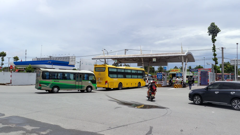 "Trong ngày 1-9 tình hình hoạt động vận tải hành khách, hàng hóa và trật tự ATGT trên địa bàn TP được duy trì ổn định. Hầu hết các bến xe, bến tàu, bến khách ngang sông, cảng hàng không chấp hành tốt các quy định về ATGT” - báo cáo nêu.