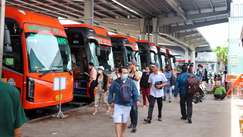 Trong báo cáo, Sở GTVT TP cho biết hành khách đi lại tại các bến xe, bến tàu, bến khách ngang sông, cảng hàng không luôn được bảo đảm các điều kiện an toàn giao thông (ATGT). Đồng thời, lượng phương tiện đáp ứng đủ để phục vụ vận chuyển hành khách, không xảy ra tình trạng ùn tắc giao thông.