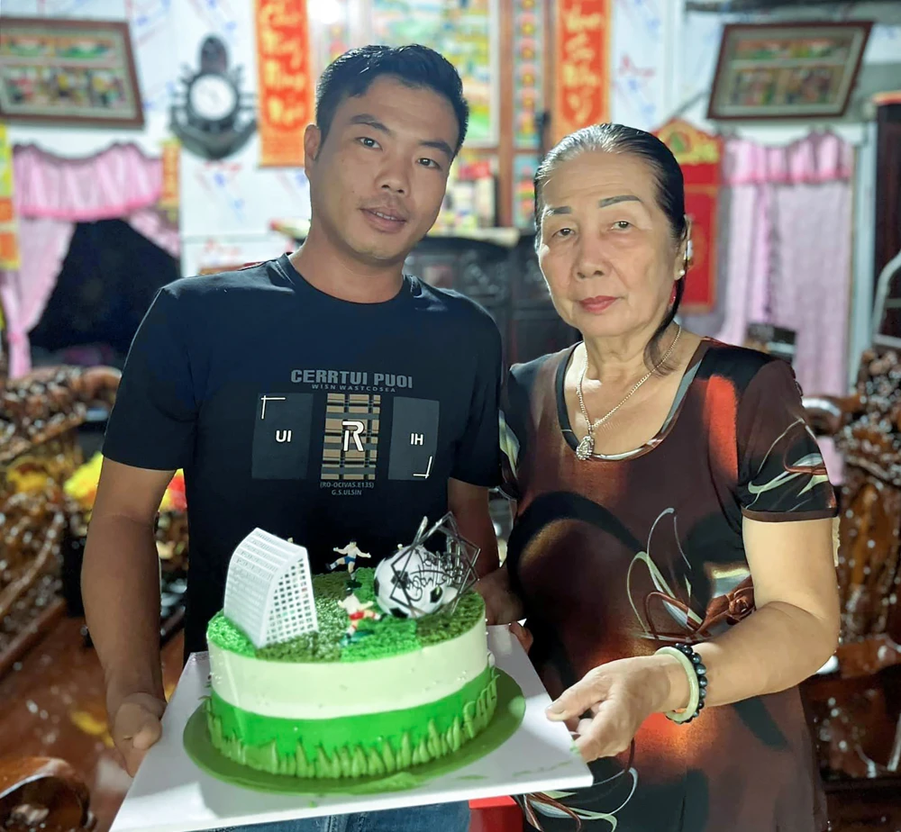 Trên Facebook cá nhân, Khanh đăng hình bữa ăn với mẹ, cùng dòng trạng thái chia tay. Ảnh từ Facebook nhân vật.