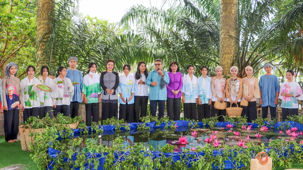 Thông tin từ ban tổ chức, các bộ sưu tập áo bà ba trình diễn tại Festival được làm bằng vải sợi khóm Cầu Đúc. Ảnh: CHÂU ANH