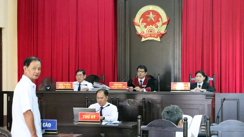 Bị cáo Nguyễn Văn Thảo bị tuyên phạt tám năm sáu tháng tù về tội sản xuất, buôn bán hàng giả. Ảnh: CHÂU ANH