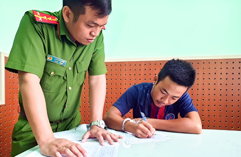 Công an khuyến cáo người dân khi mua hàng qua mạng thì không nên chuyển cọc hay trả tiền trước