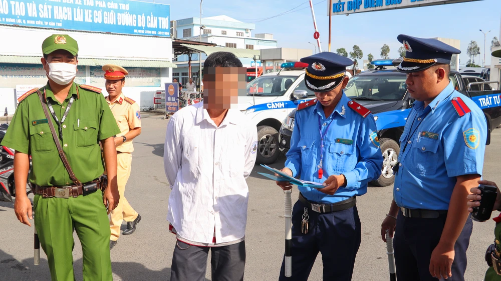 can-tho-ra-quan-kiem-tra-xe-kinh-doanh-van-tai-hanh-khach-2.jpg