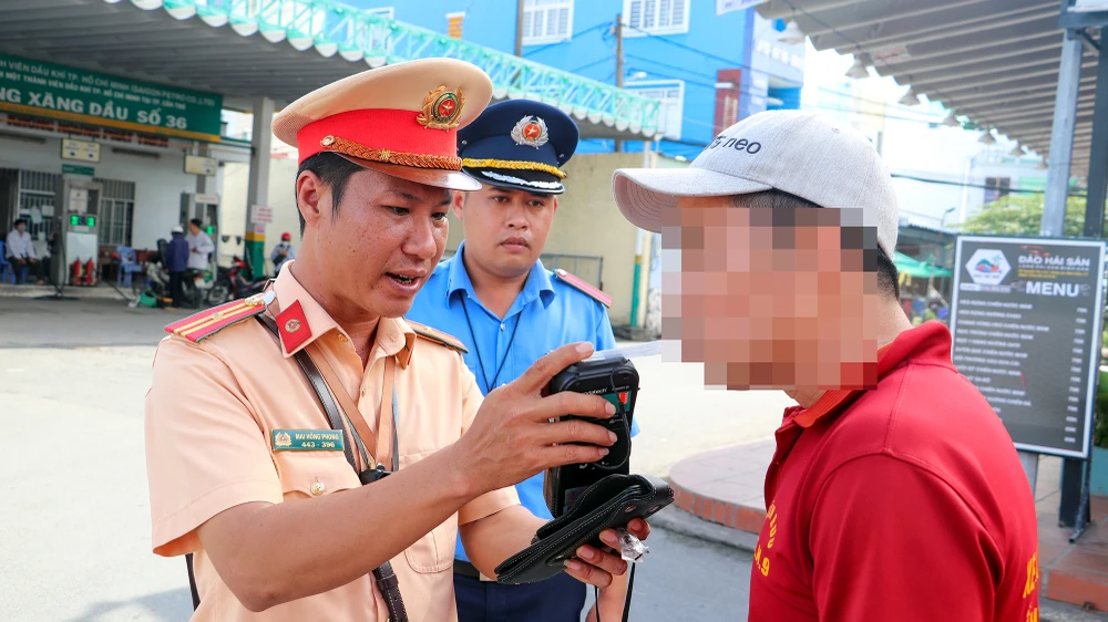 can-tho-ra-quan-kiem-tra-xe-kinh-doanh-van-tai-hanh-khach-7.jpg