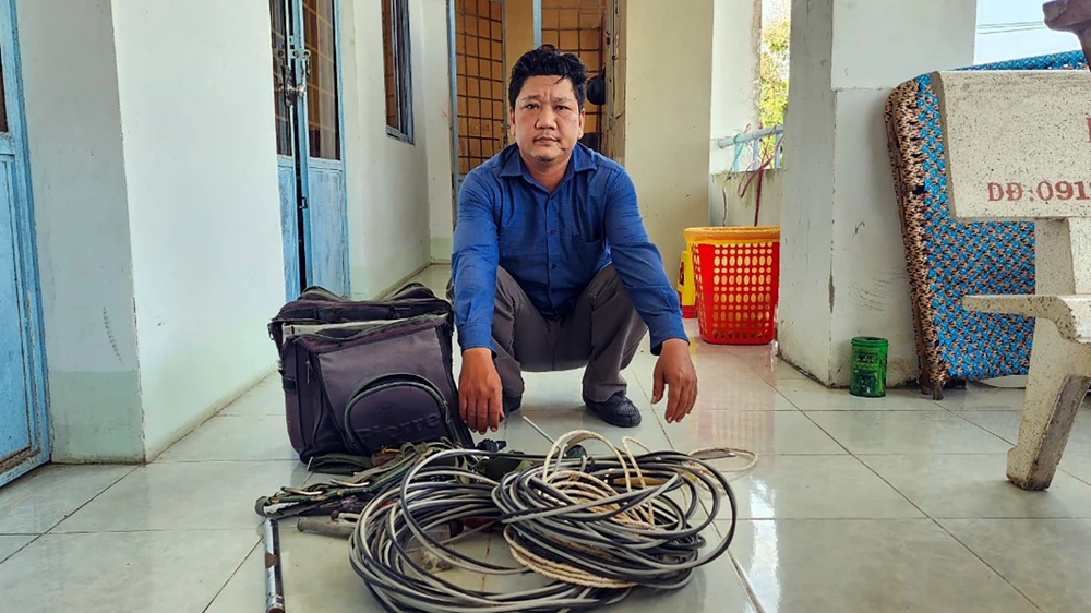 Bắt thợ điện cắt trộm 40 mét dây điện chiếu sáng