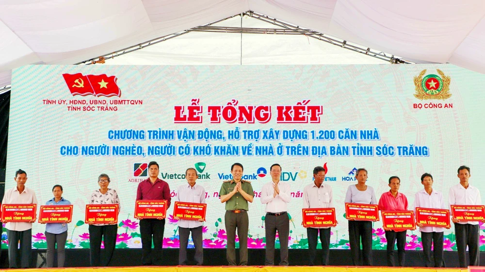 Chủ tịch nước dự lễ bàn giao 1.200 căn nhà cho người nghèo Sóc Trăng