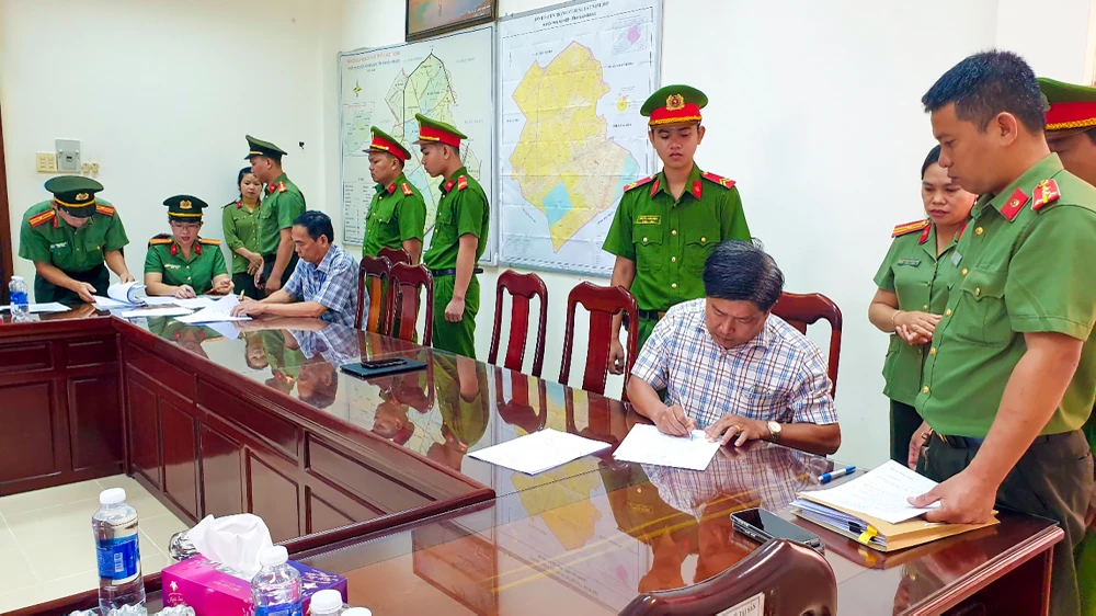 Hậu Giang: Bắt Phó Chủ tịch huyện Phụng Hiệp do liên quan sai phạm tại cụm dân cư vượt lũ Cây Dương