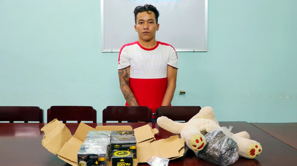 Giấu ma túy trong gấu bông để vận chuyển thuê