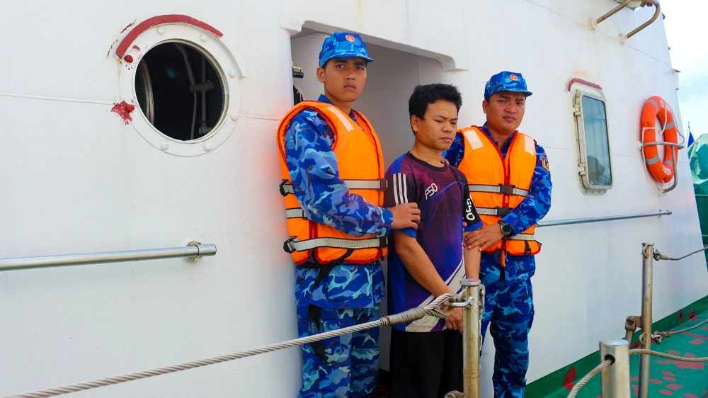 Bộ Tư lệnh Vùng Cảnh sát biển 4 bắt bị can bị truy nã