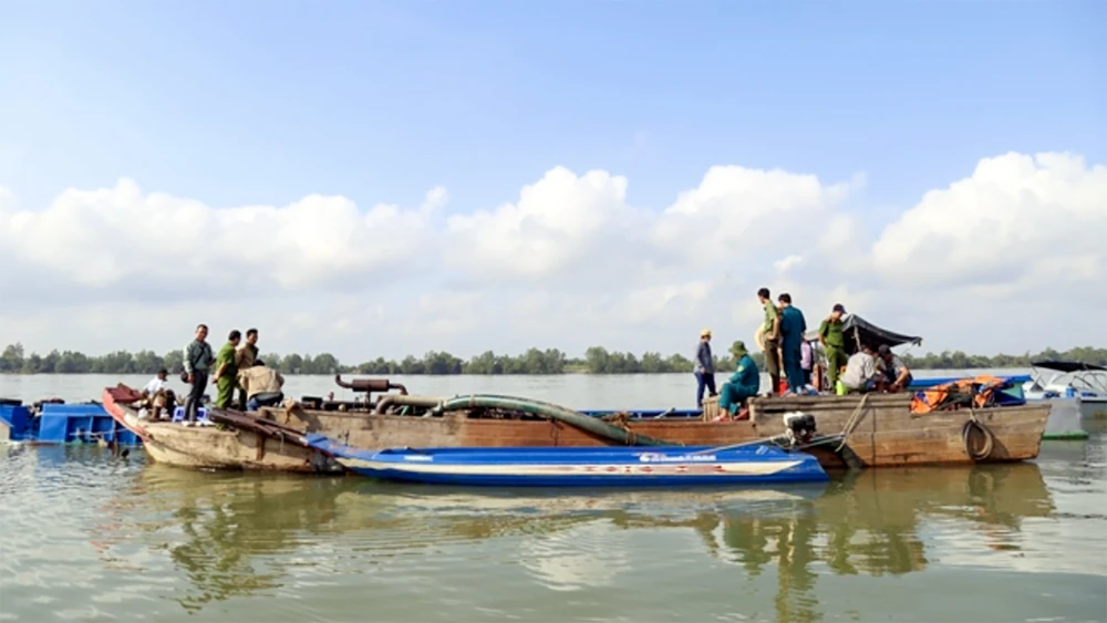 Công an Sóc Trăng phát hiện 2 phương tiện khai thác cát trái phép