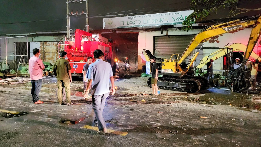 Cháy lớn xảy ra tại 1 công ty gia công vải vụn ở Kiên Giang