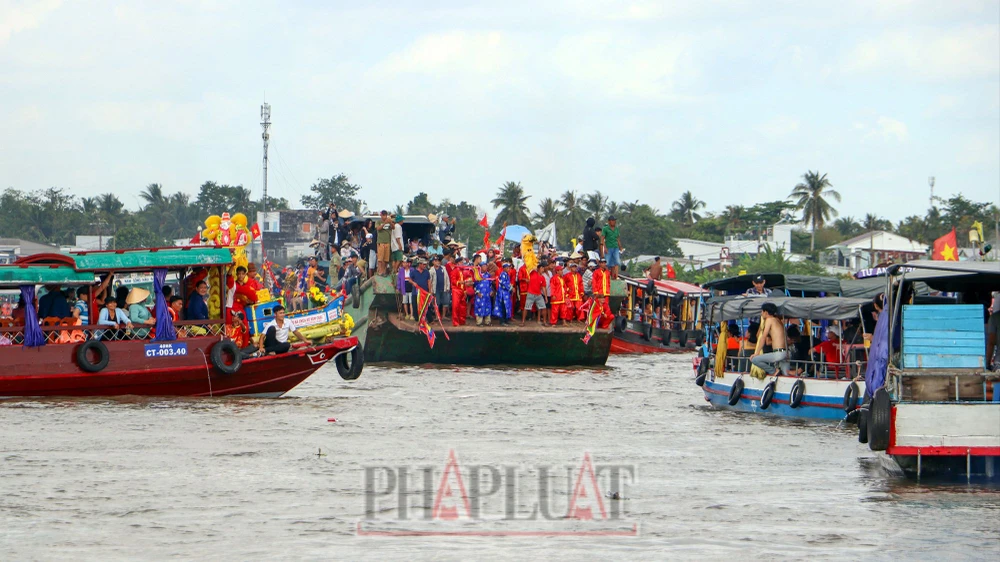 CSGT Cần Thơ bảo đảm trật tự ATGT cho bà con vui lễ hội tống ôn