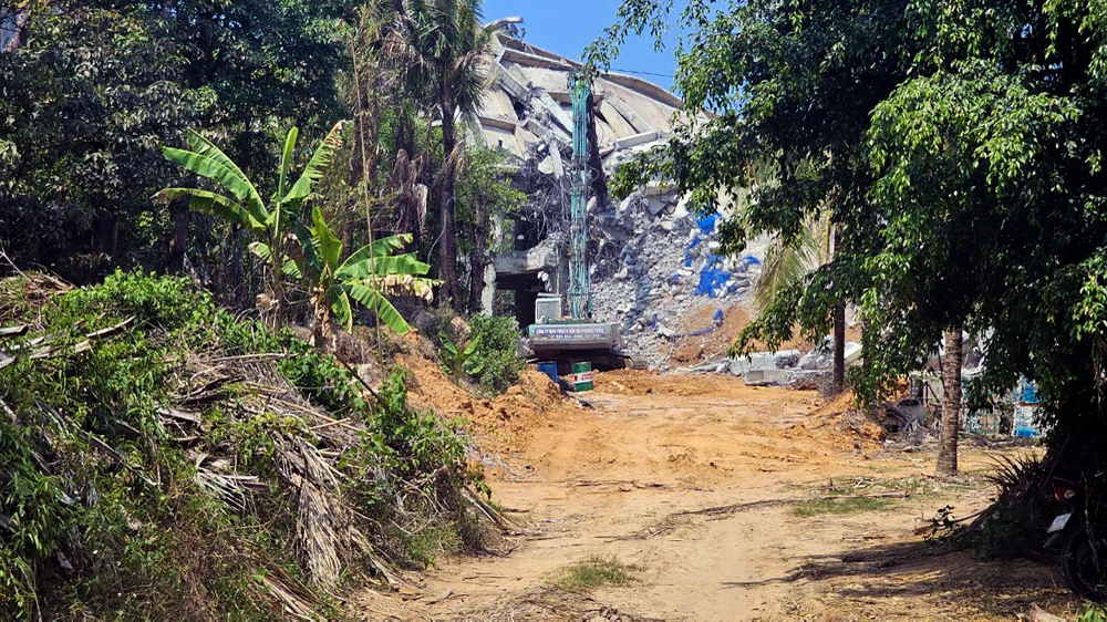 Hoàn tất tháo dỡ khách sạn 12 tầng xây trái phép ở Phú Quốc