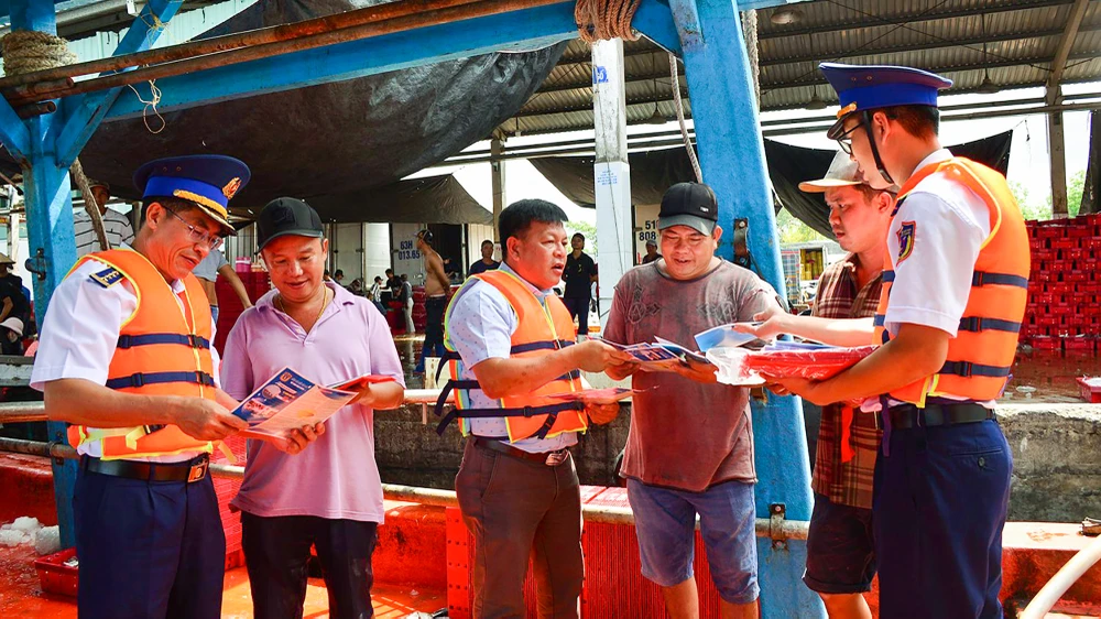 Vùng Cảnh sát biển 4 phối hợp tuyên truyền pháp luật cho bà con