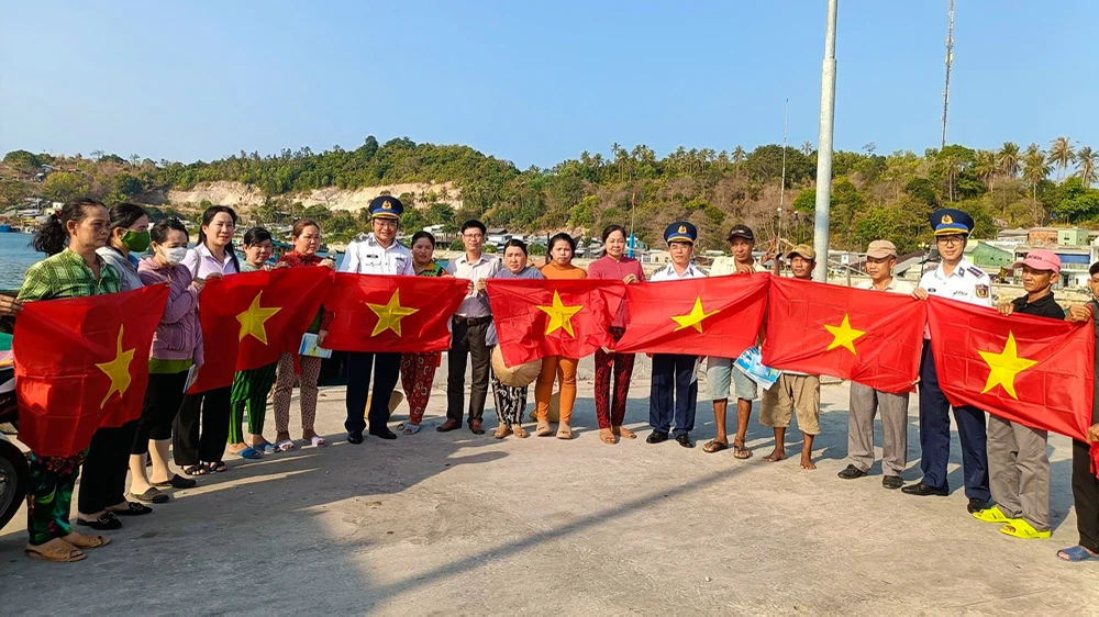 Vùng Cảnh sát biển 4 phối hợp tuyên truyền pháp luật cho bà con