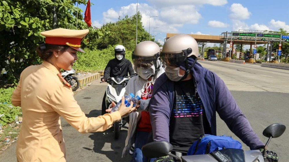 Công an tỉnh Sóc Trăng phát nước suối, khăn lạnh miễn phí