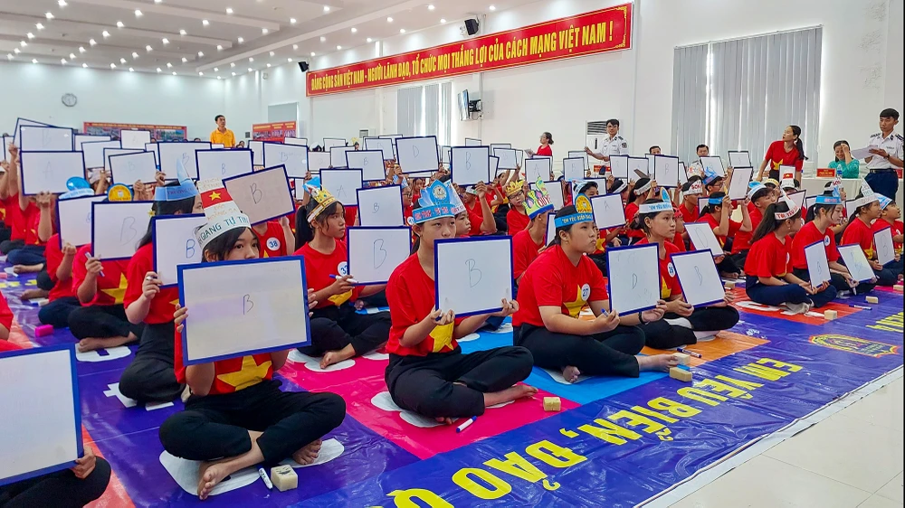 Vùng Cảnh sát biển 4 tổ chức nhiều hoạt động ý nghĩa đồng hành với ngư dân