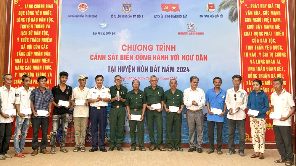 Vùng Cảnh sát biển 4 tổ chức nhiều hoạt động ý nghĩa đồng hành với ngư dân